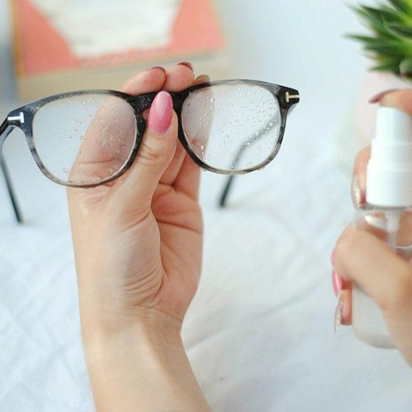 Ako čistiť okuliare? Rukáv, utierky a alkohol ich poškodia!